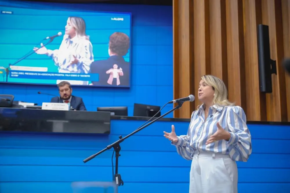 Famílias atípicas questionam decreto de inclusão e ganham apoio de Lia Nogueira