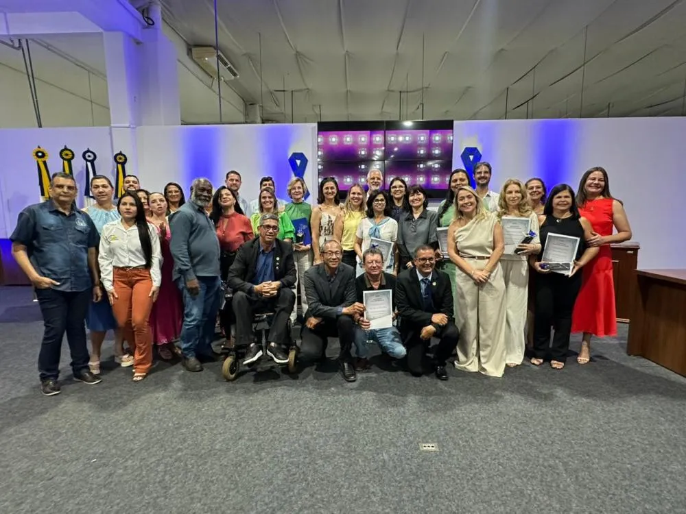 Lia Nogueira participa de sessão solene em homenagem ao Dia do Diretor e destaca a valorização dos educadores