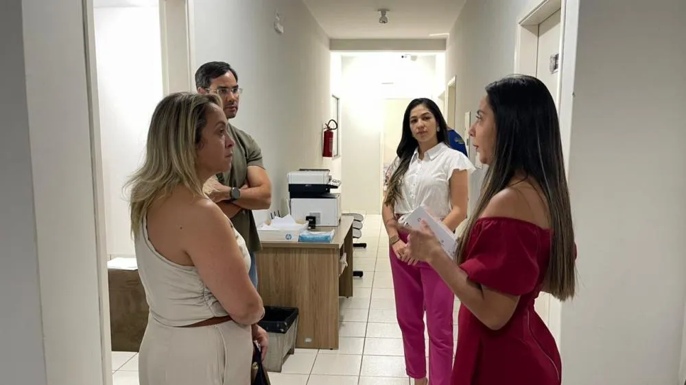 Lia Nogueira visita Delegacia da Mulher e destaca impacto do atendimento 24h
