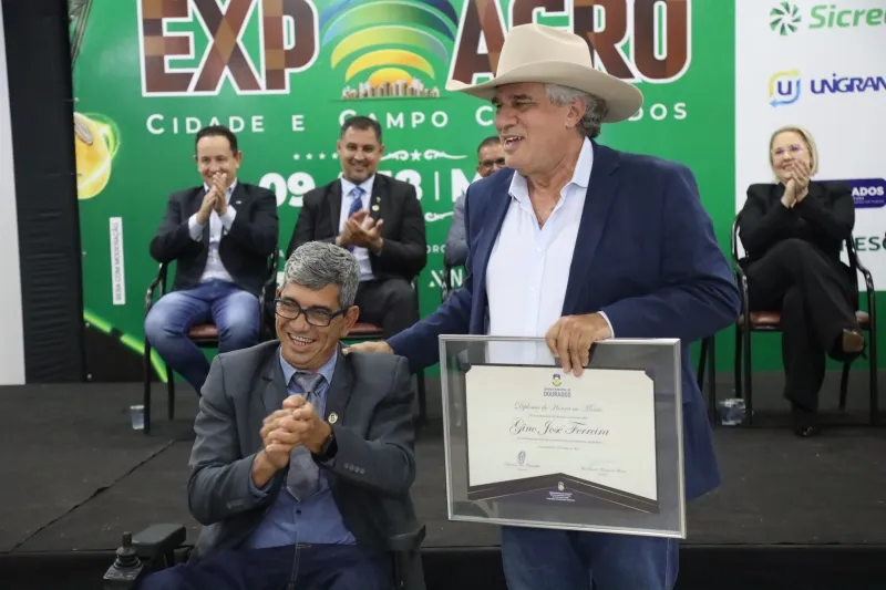 Alex Cadeirante homenageia presidente do Sindicato Rural em Sessão Solene na Expoagro