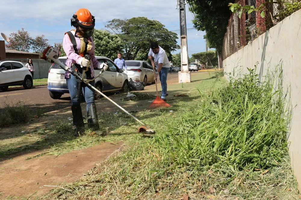 Prefeitura intensifica roçada e limpeza de áreas públicas em Dourados no início do ano