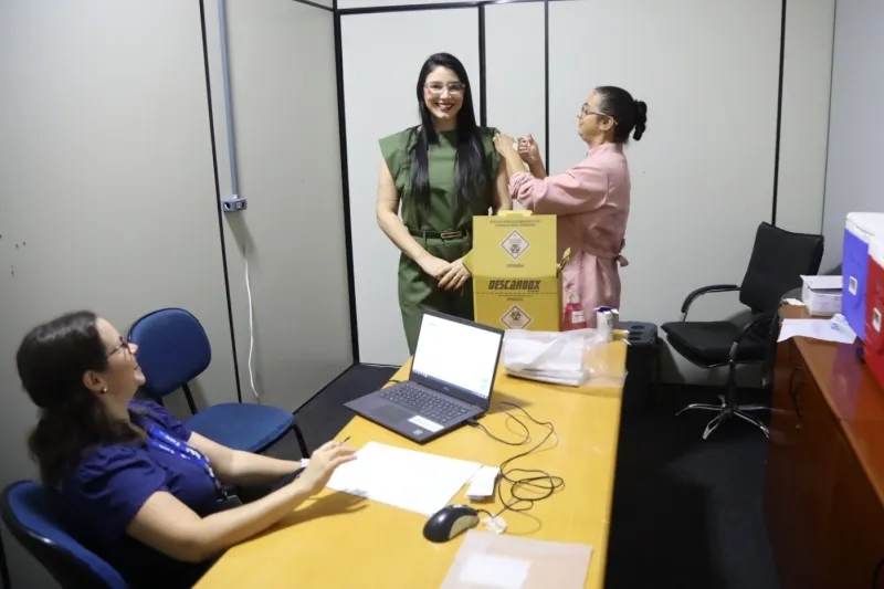 Servidores da Câmara Municipal de Dourados recebem vacina contra a gripe