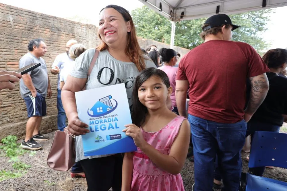 Em solenidade recente, prefeitura e Agehab procederam a entrega de documentos de regularização de imóveis. Fotos – A. Frota